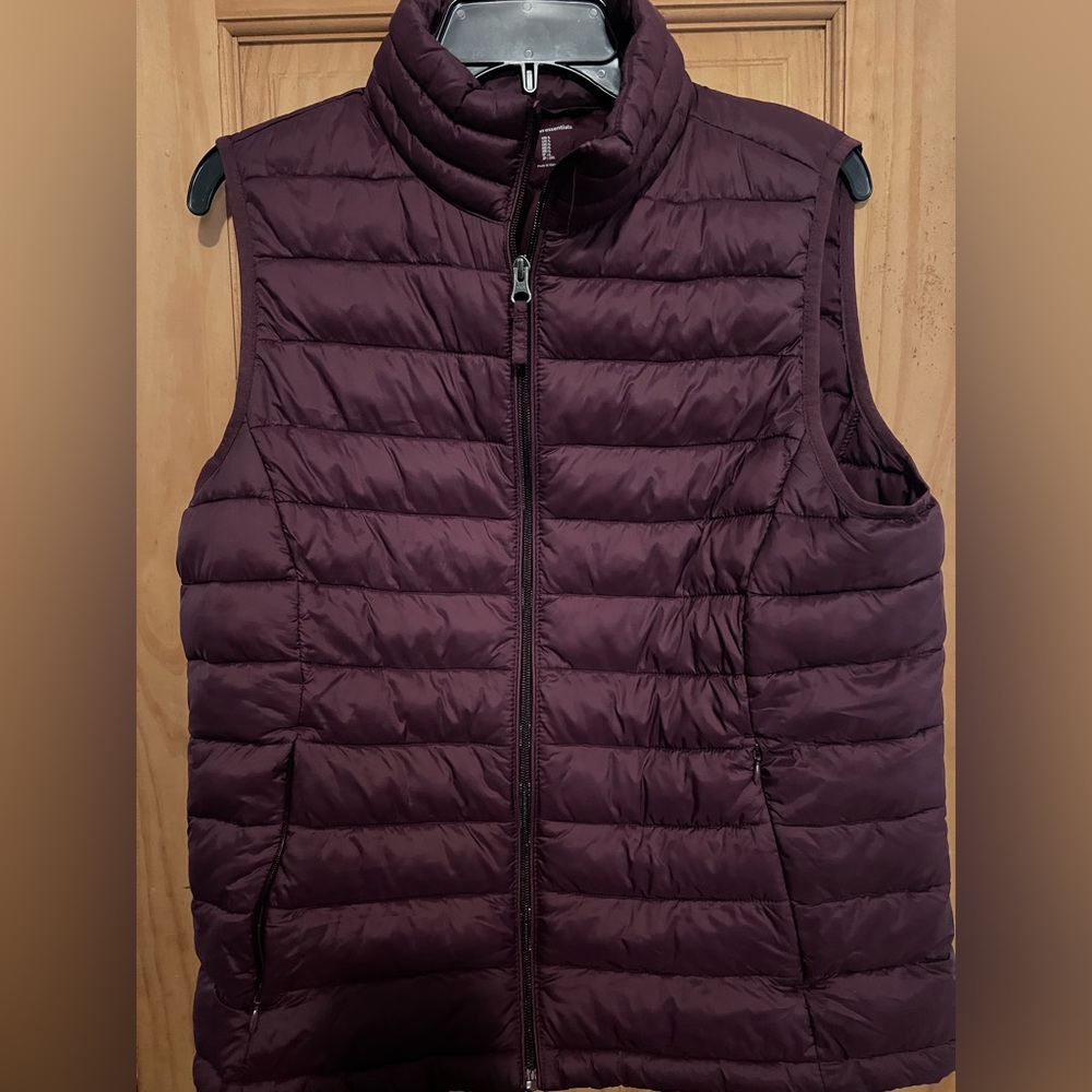 Amazon Essentials Women's Quilted Puffer Vest - Plum